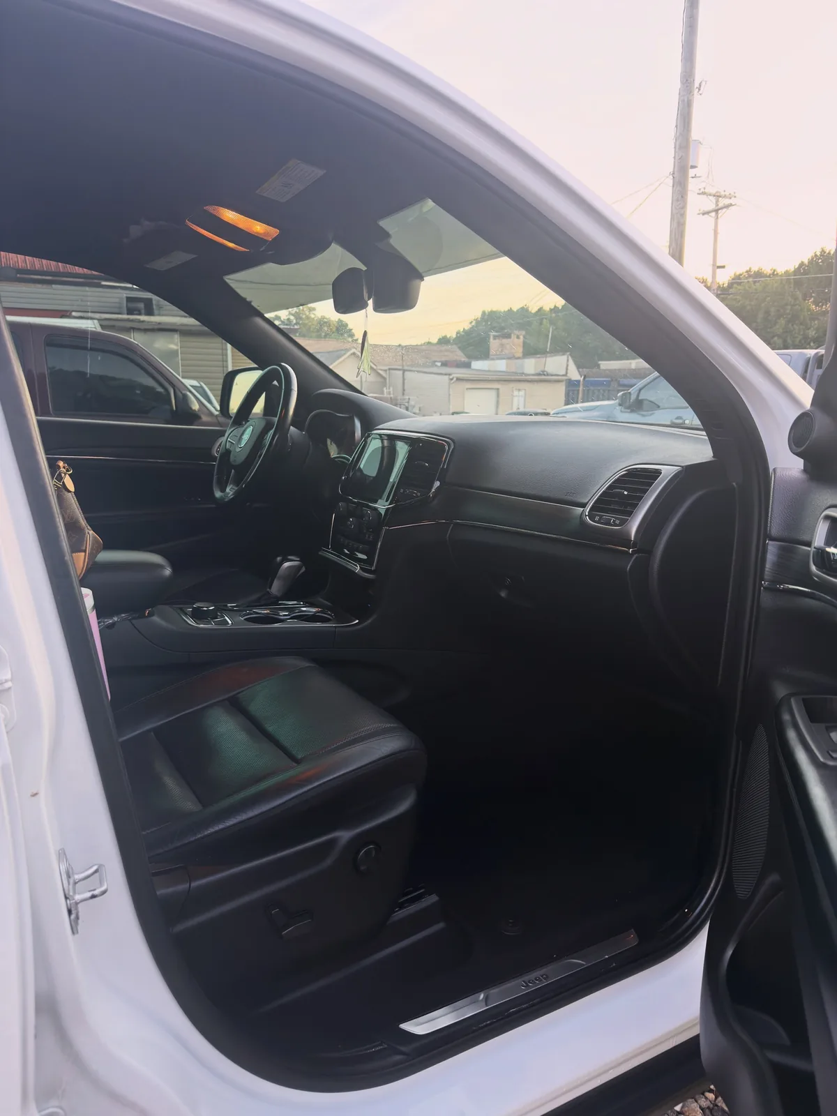 Jeep Grand Cherokee front cabin with cleaned black leather seats and dash